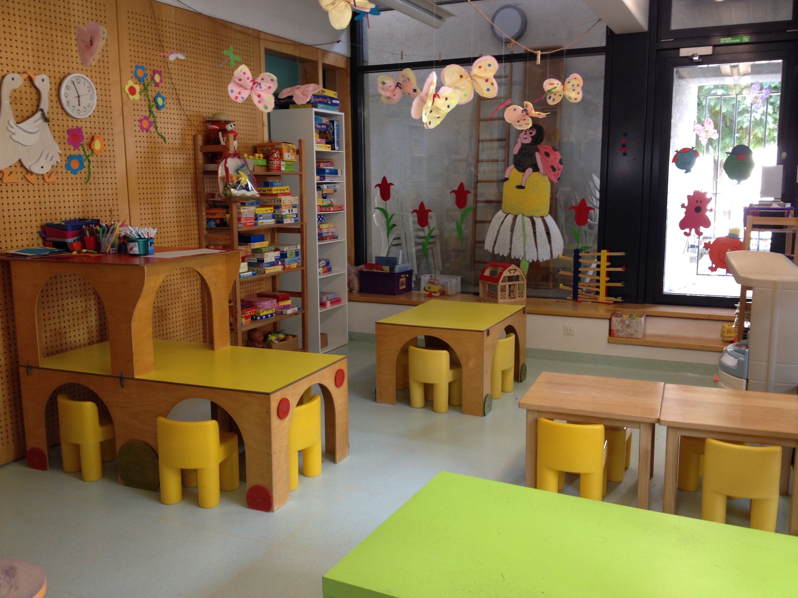 Entrée intérieure de la garderie, avec les petites chaises