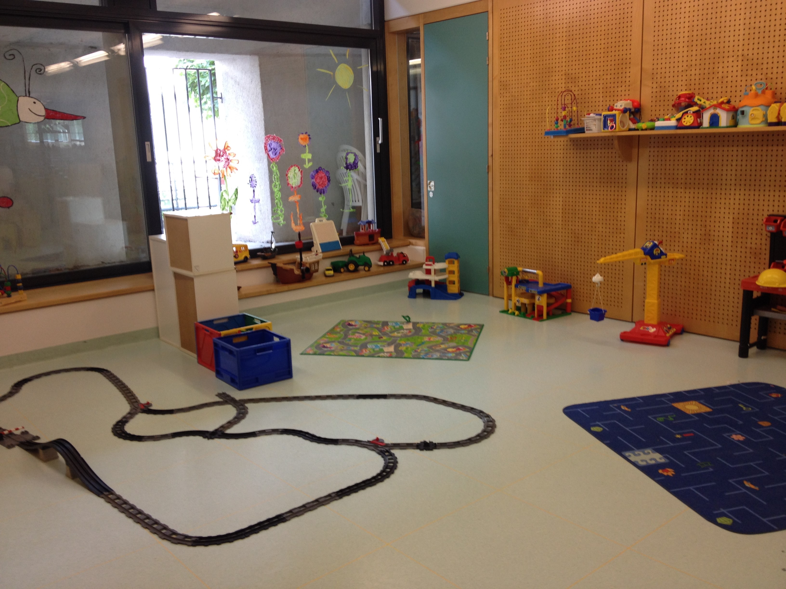 Milieu de la salle de la garderie, avec un petit train