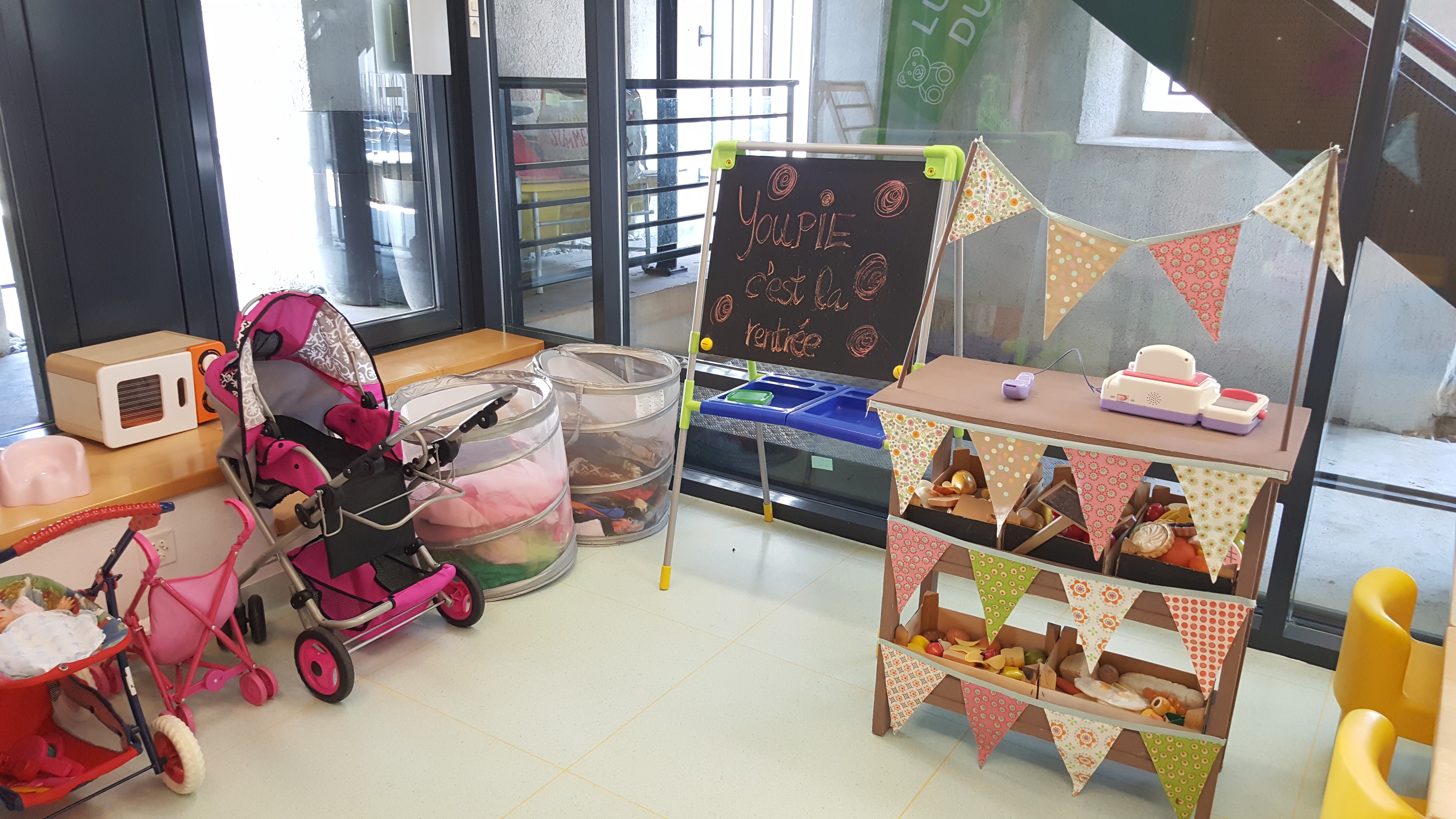 Entrée intérieure de la garderie avec un panneau Youpi c'est la rentrée